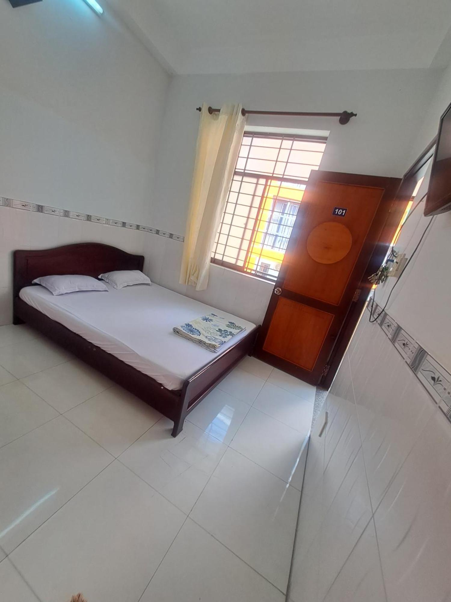 Nha Nghi Nam Phuong Bed & Breakfast Ha Tien Exterior photo